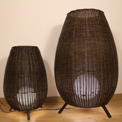 Dışarıdaki Rattan Tripod Zemin Lamba Led Siyah Durağan Işık Otel Modern Dekorasyon