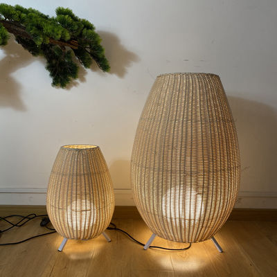 Dışarıdaki Rattan Tripod Zemin Lamba Led Siyah Durağan Işık Otel Modern Dekorasyon