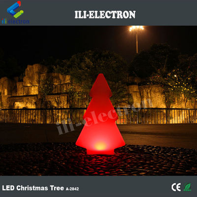 Dışarıda LED ışığı Noel ağacı şeklindeki ışık tatil için