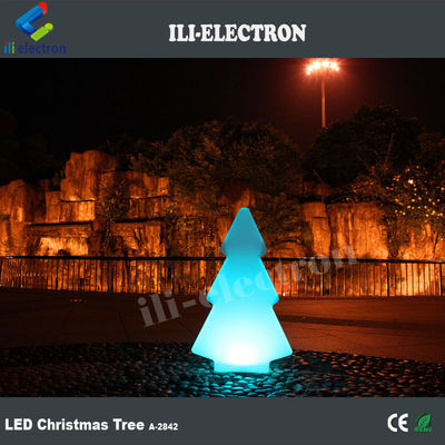 Dışarıda LED ışığı Noel ağacı şeklindeki ışık tatil için