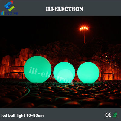 Havuz yanındaki plastik LED ışık topu