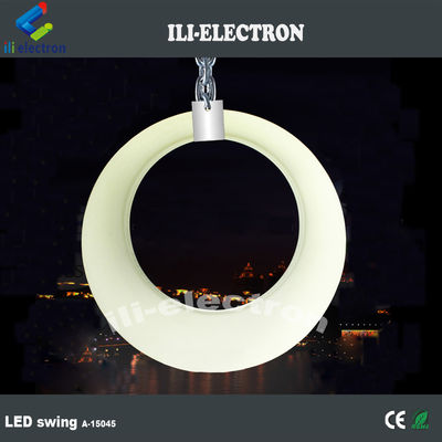 Dışarıda plastik led salıncak