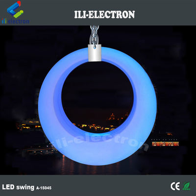 Dışarıda plastik led salıncak
