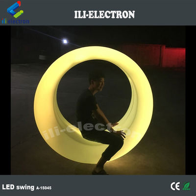 Dışarıda plastik led salıncak